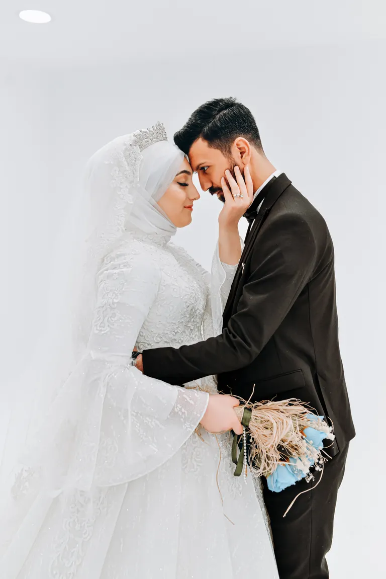 Sampul album: pengantin berhadapan